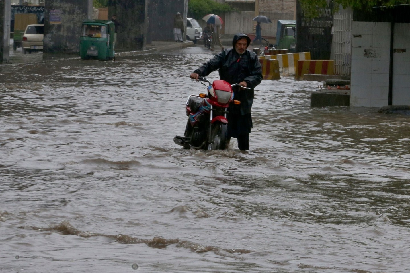 Starke Regenfälle haben die Straßen im pakistanischen Peschawar überschwemmt. In Pakistan sind bei für diese Jahreszeit ungewöhnlich starken Regenfällen mehrere Menschen ums Leben geko...